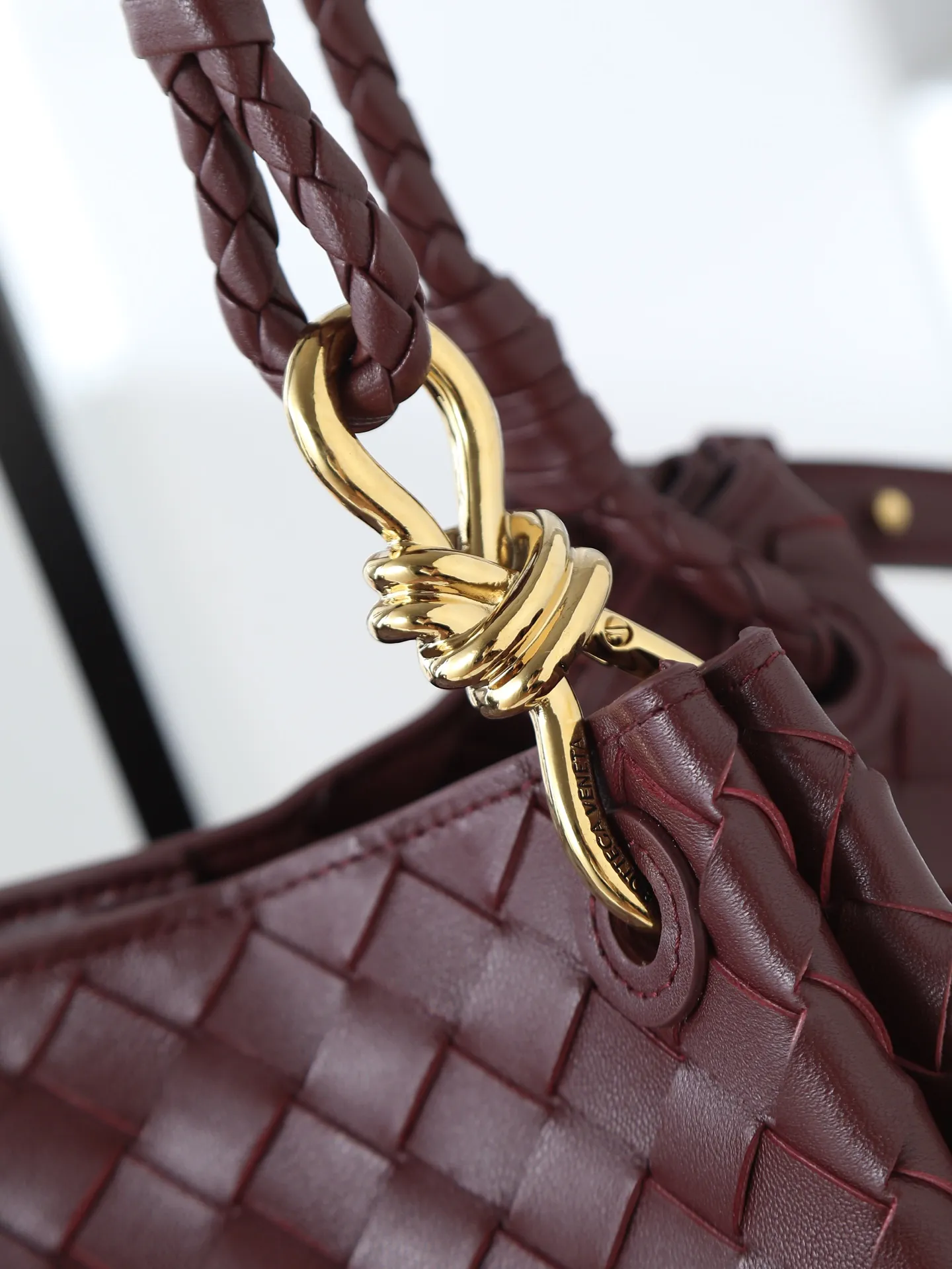 1300. BV's new intrecciato woven leather shoulder bag 🪂 835921 comes with a detachable diagonal shoulder strap and comes with a mini bag inside. The appearance retains the unique design of BV woven leather. The parachute bag is a bag that makes people fall in love before seeing the real thing. The small golden knot embellishment is full of simple and high-end sense to meet your needs in different occasions. Size: 29.5X18.5X17.5cm